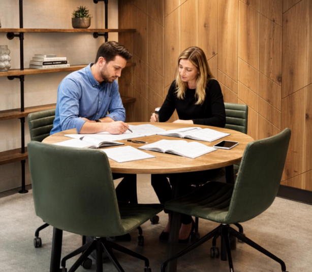 Profissionais colaborando em uma sala de reunião